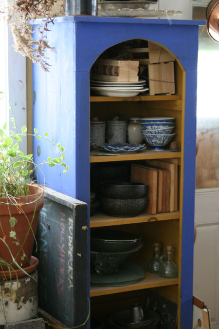 Blue cabinet to hold heavy bowls